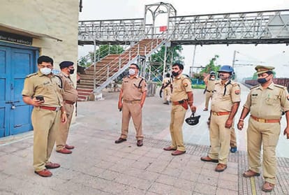 prayagraj: Migrant laborers created uproar, robbed water bottles and packets of namkeen at Chivki, Manda station