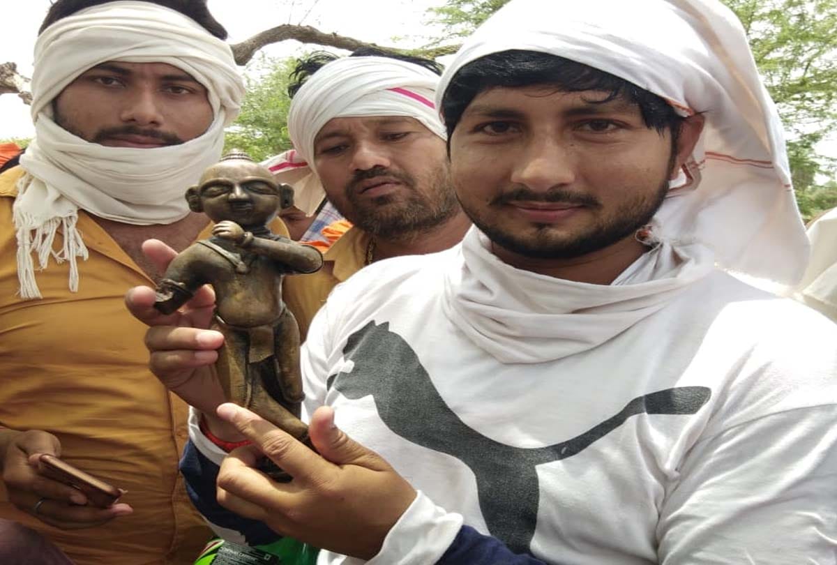 lord krishna ashtadhatu murti recovered from well in banda up