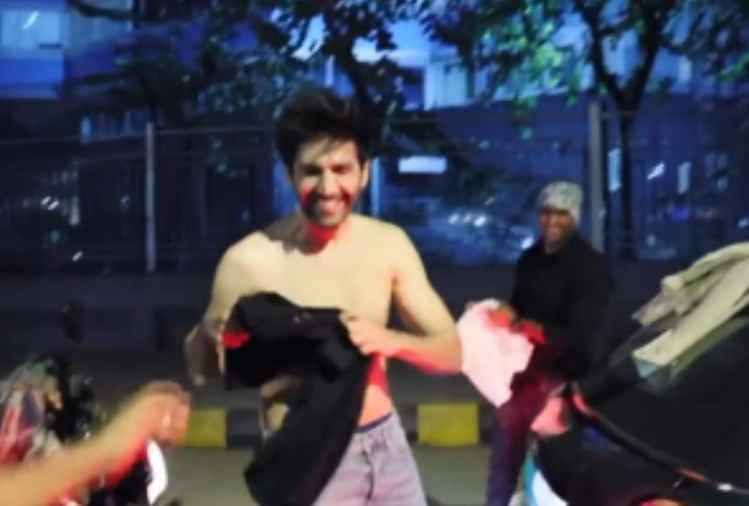 kartik aaryan changed t shirt on road actor share video