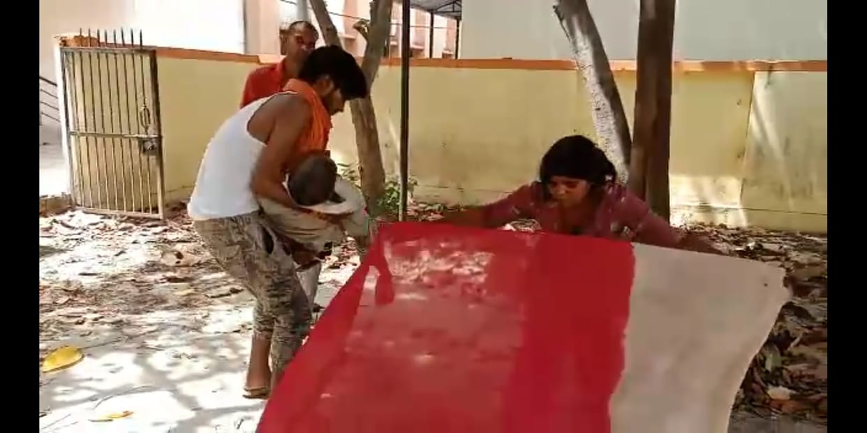 shav ke lie nahin mila strechar, betee ne dupatta bichhaakar jameen par litaaya
