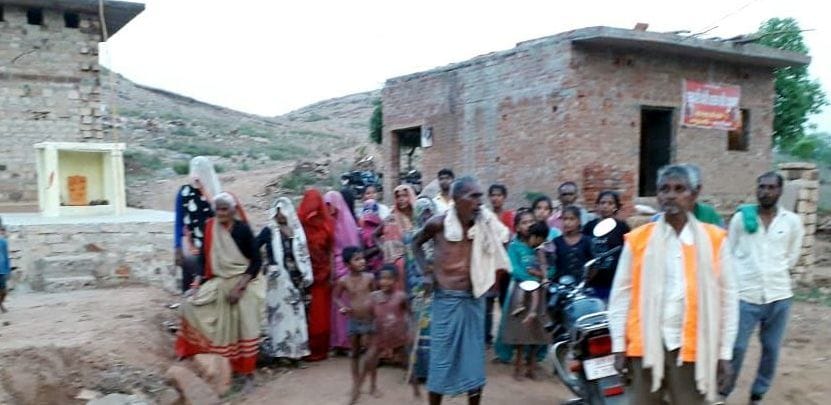 protest to shut alcohol shops in chitrakoot