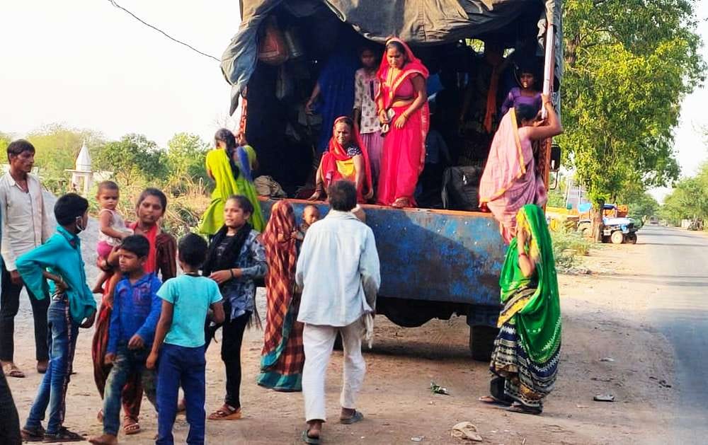 1200 workers reached Bhadohi, Gorakhpur by roadways buses and private vehicles