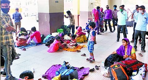 Nearly a hundred workers forcibly landed at Bareilly Junction from Gorakhpur train