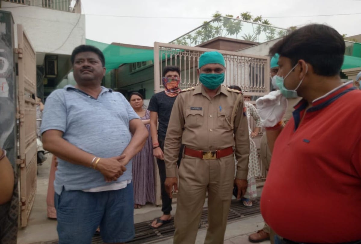 Agra Police Beat Businessman In Kamala Nagar Video Goes Viral
