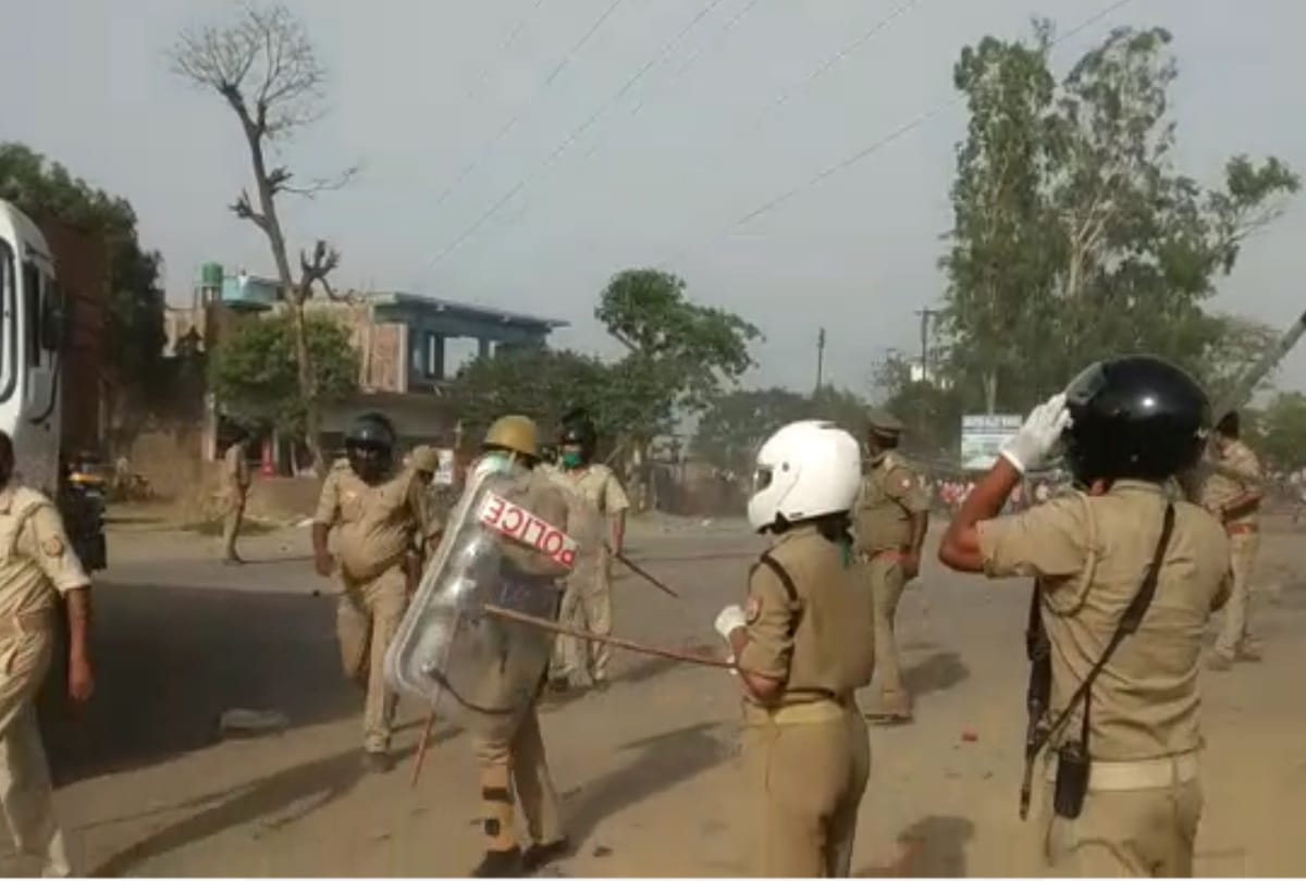 Clash between Police and Villagers after protesting Double Murder case in Gorakhpur