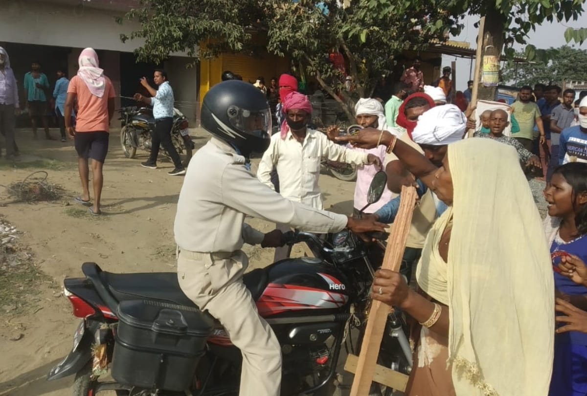 Clash between Police and Villagers after protesting Double Murder case in Gorakhpur