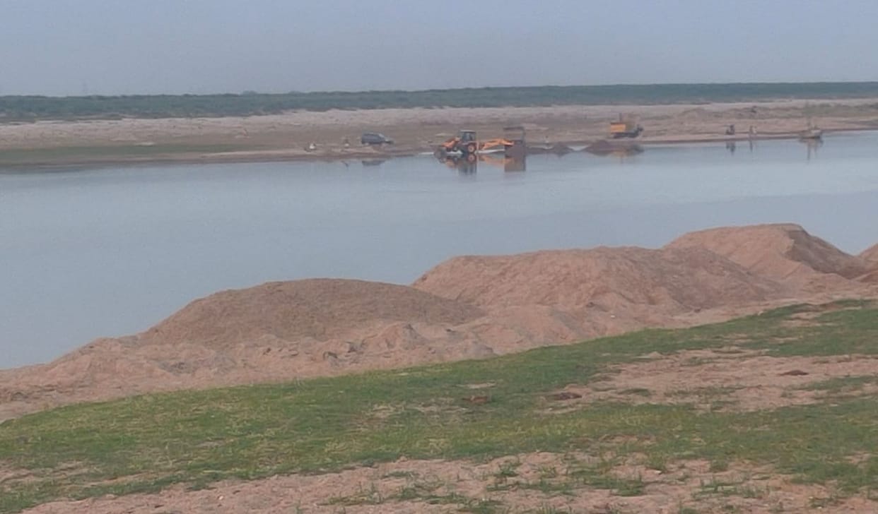 Illegal sand mining being done in Yamuna river