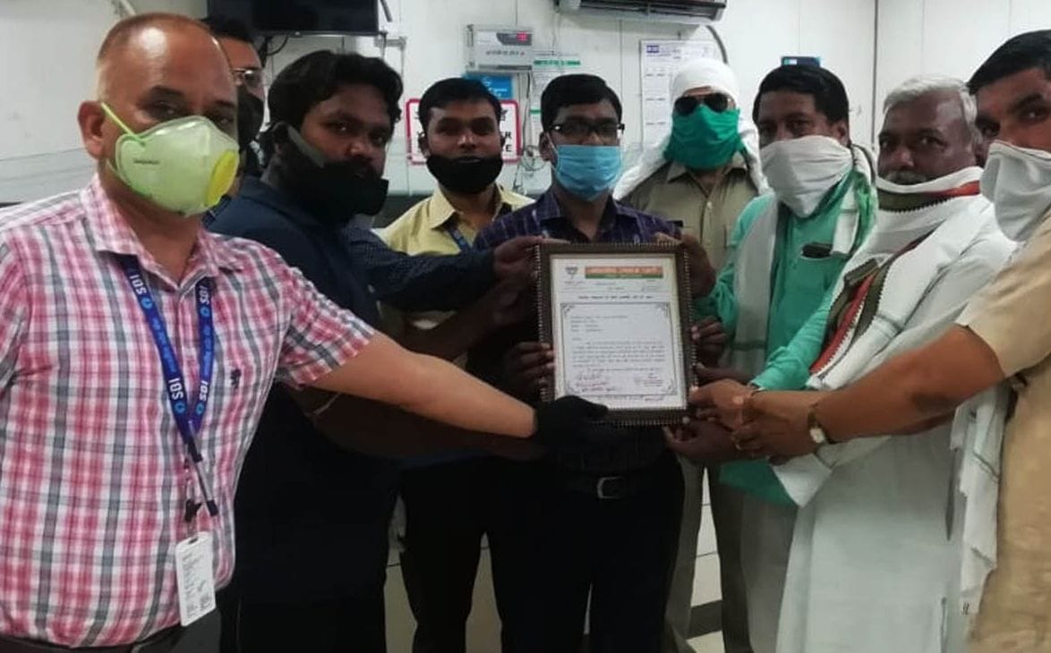BJP workers honored bank staff