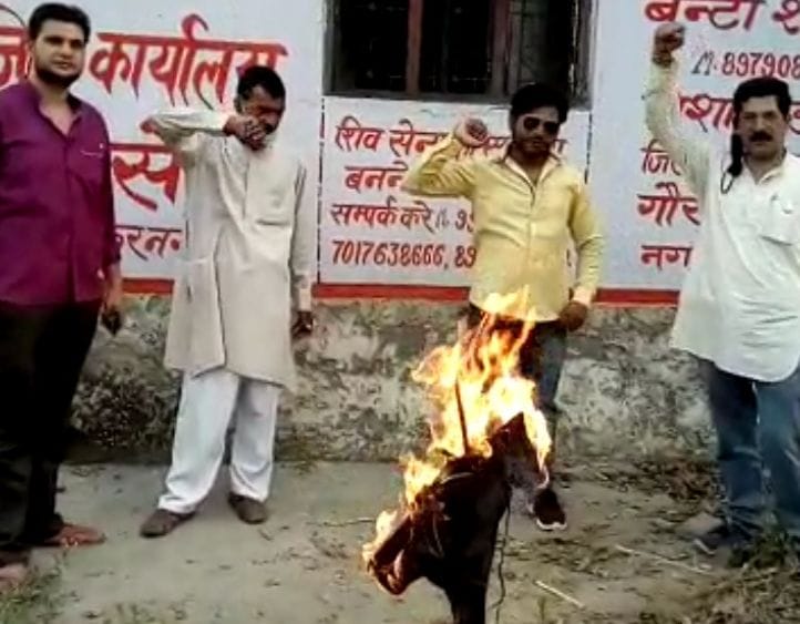 Shiv Sainiks burnt effigy of railway minister