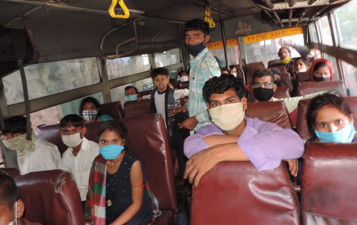 apanee dharatee dekh nikale aansoo, man ko mila sukoon