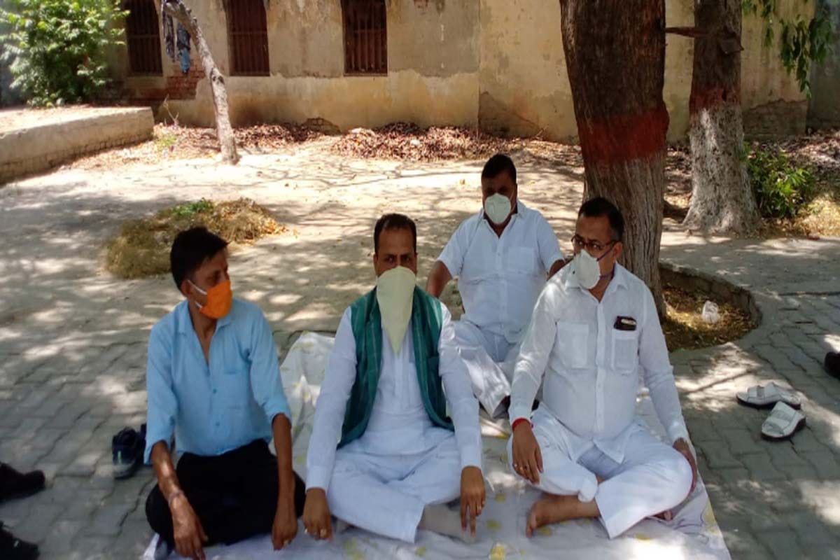 Meerut administration says- market will not open before first June, traders Protest on collectorate