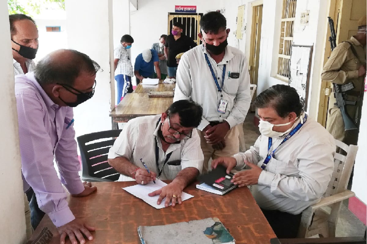 SBI Bank case, Guard and bank staff did not let loot after shot by miscreants in Meerut