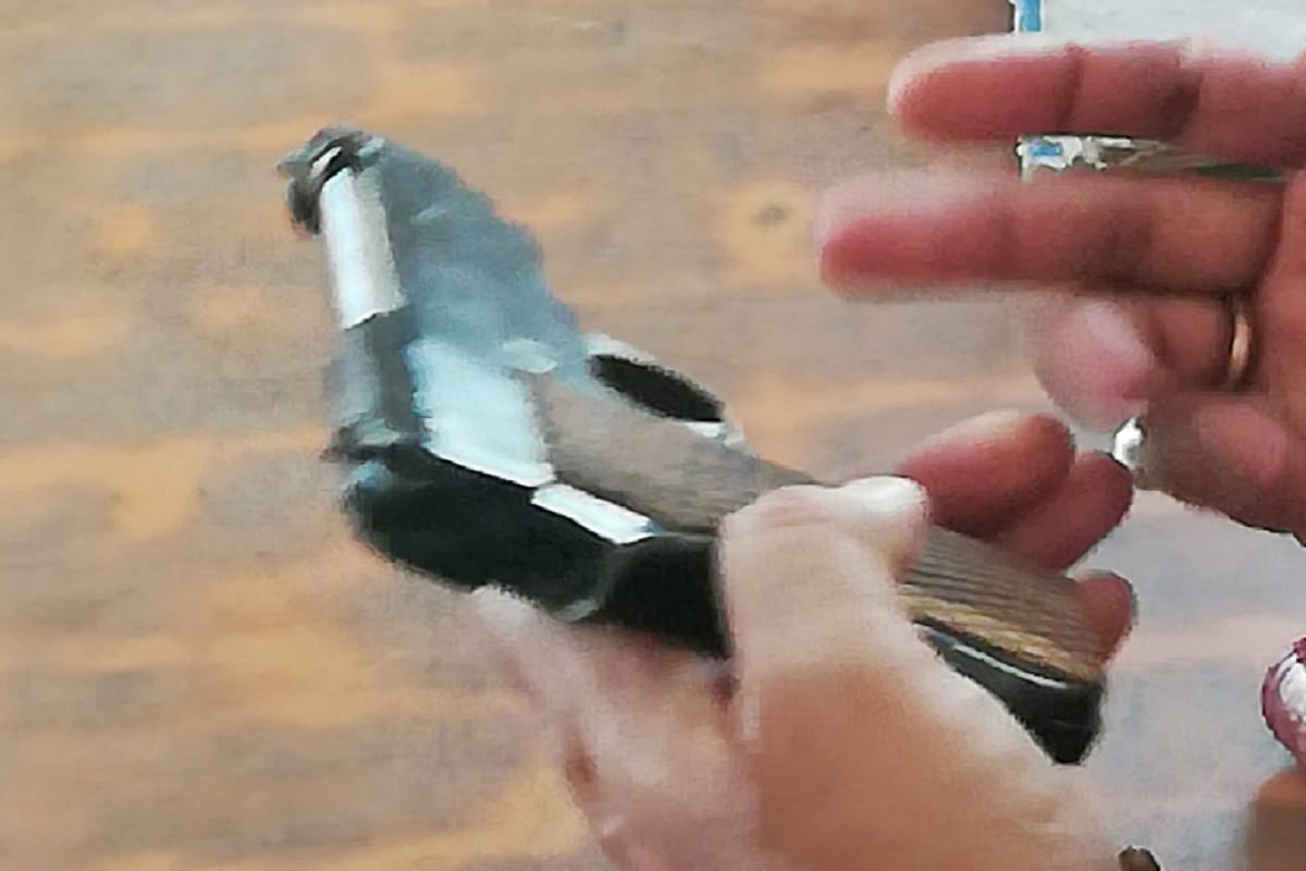 Women robbed by pistol by entering the house