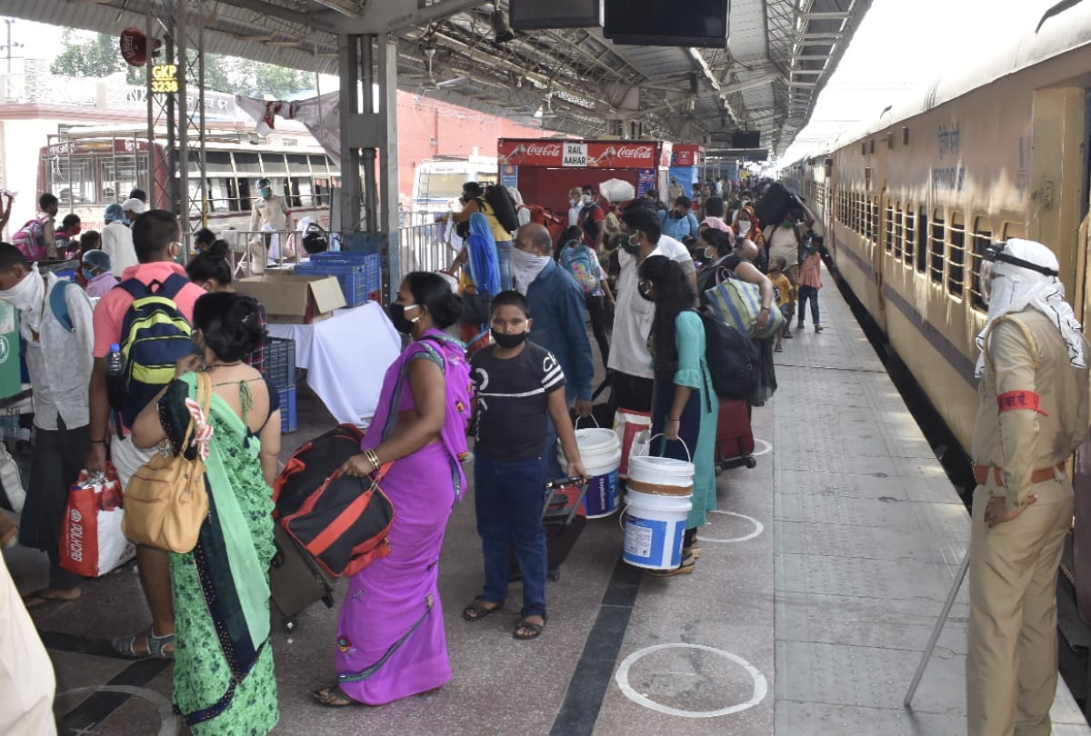 special trains arrived in gorakhpur junction with migrant workers