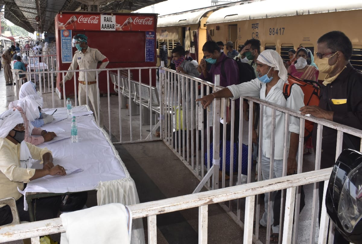 special trains arrived in gorakhpur junction with migrant workers