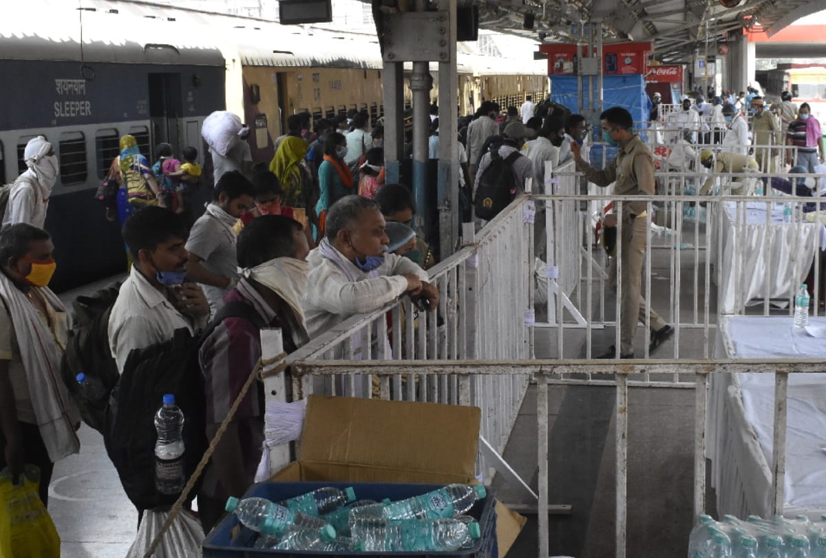 special trains arrived in gorakhpur junction with migrant workers