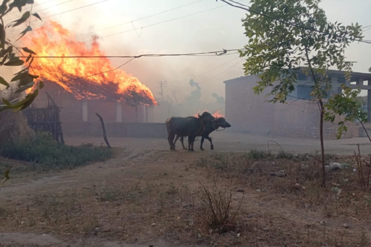 Fierce fire has set in hundred houses in a village of Saharanpur at Uttar Pradesh