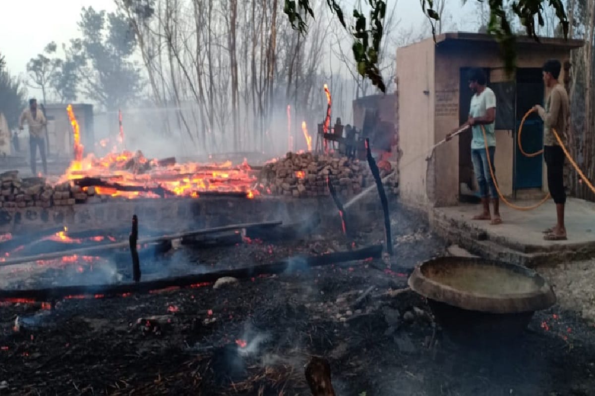 Fierce fire has set in hundred houses in a village of Saharanpur at Uttar Pradesh