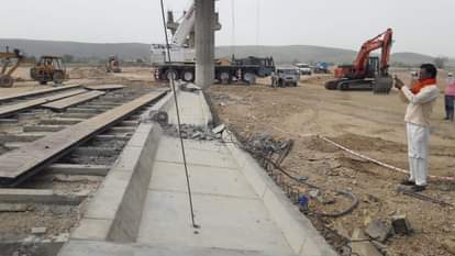 पुल बनाते समय गिरा स्लैब।