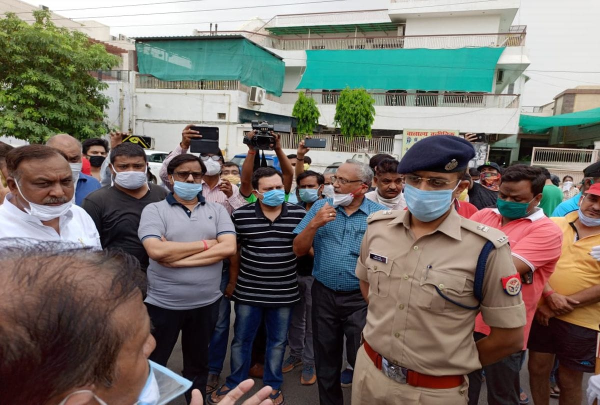 Agra Police Beat Businessman In Kamala Nagar Video Goes Viral