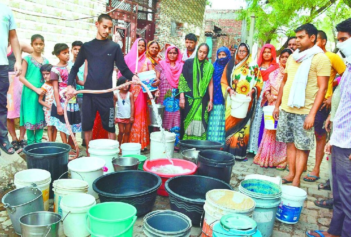 water crisis in many areas of agra due to pipeline leakage
