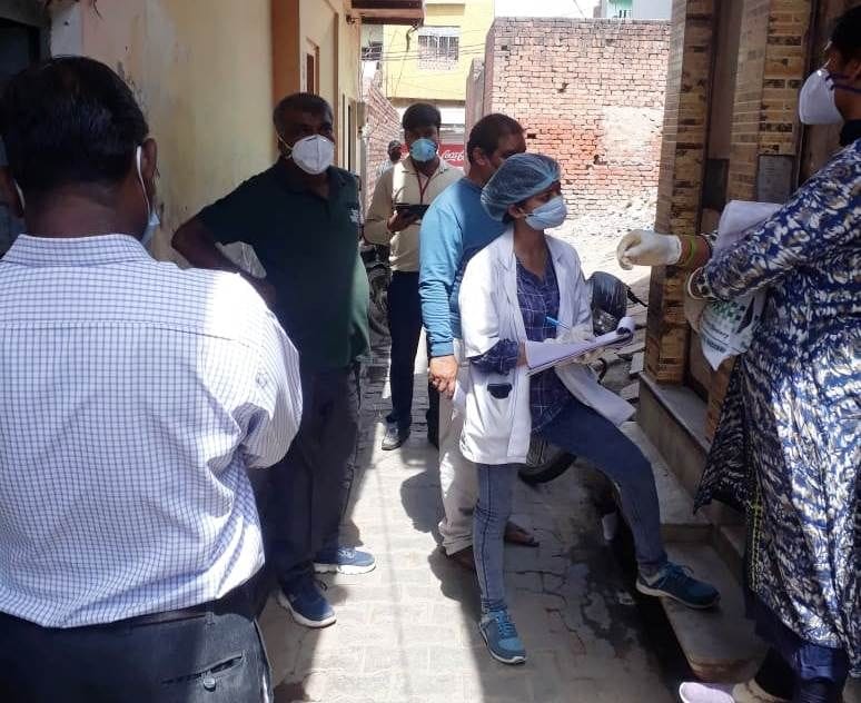 Sadabad: Health team arrives at 1330 homes in hot spot area, conducts thermal screening and health tests