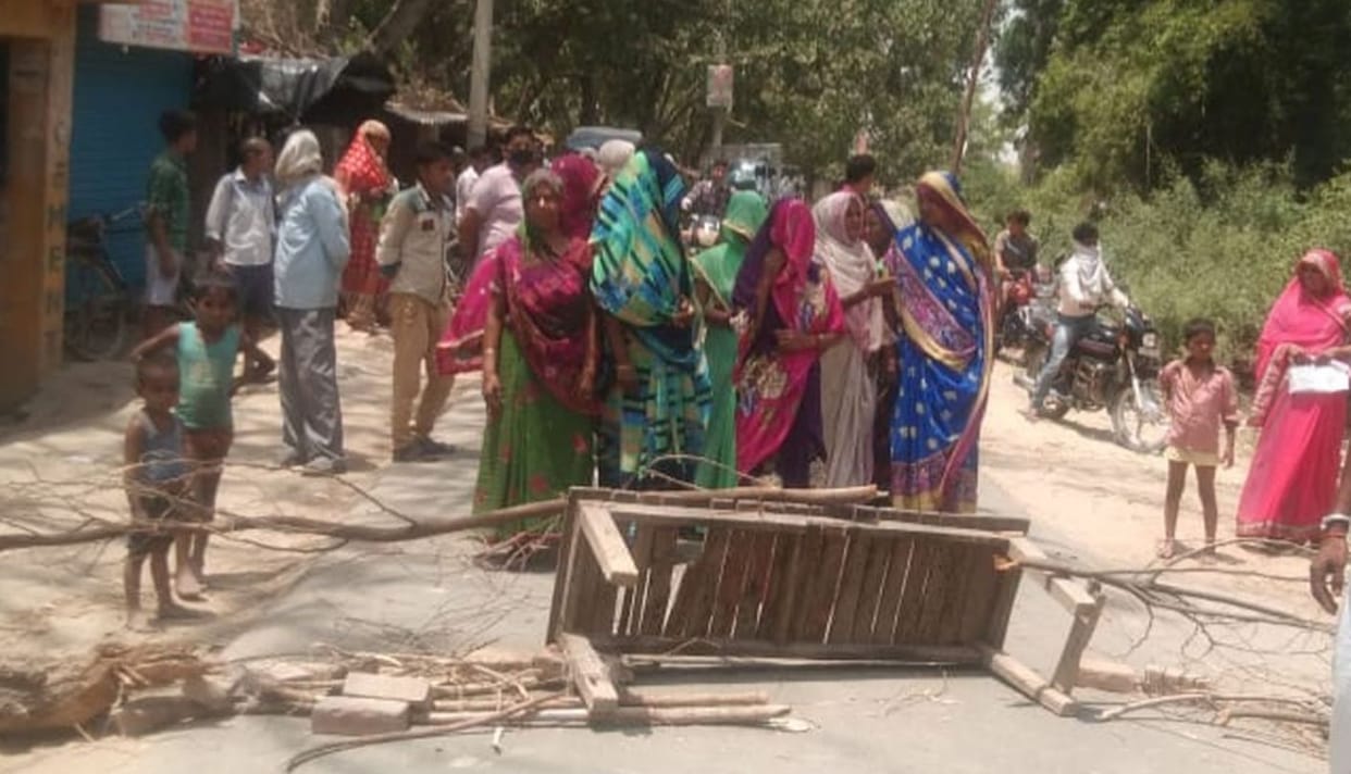 ladies traffic jam in farrukhabad to shut alchohol shop