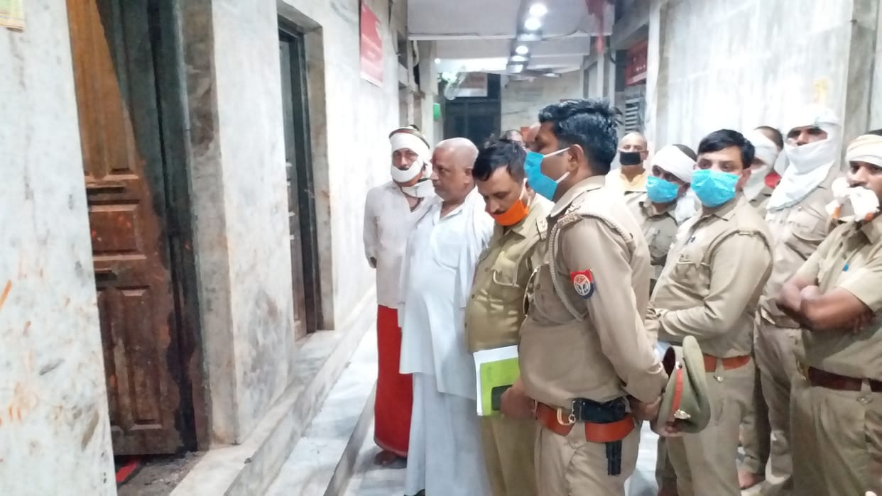pujari crack the lock of death mahant room
