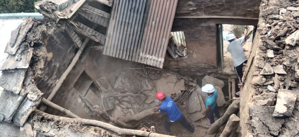 uttarakhand news today : house collapse in devprayag, mother and girl buried in rubble