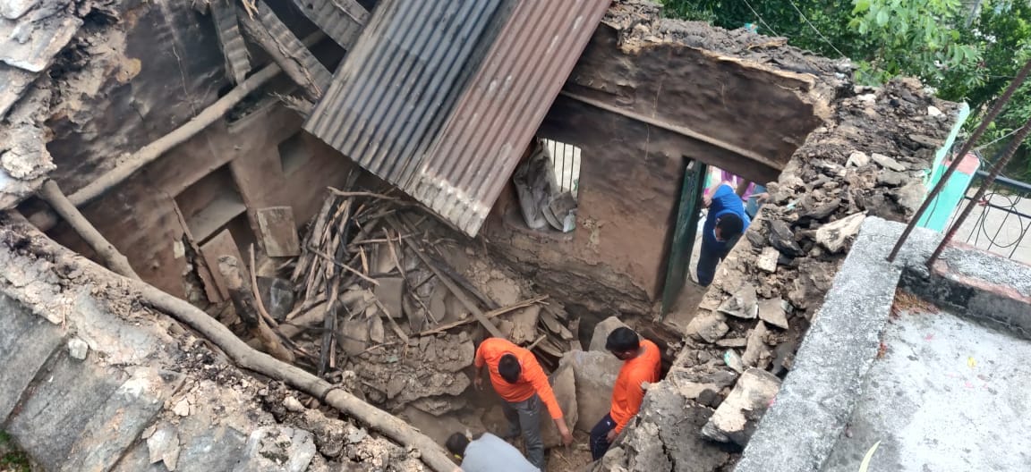 uttarakhand news today : house collapse in devprayag, mother and girl buried in rubble