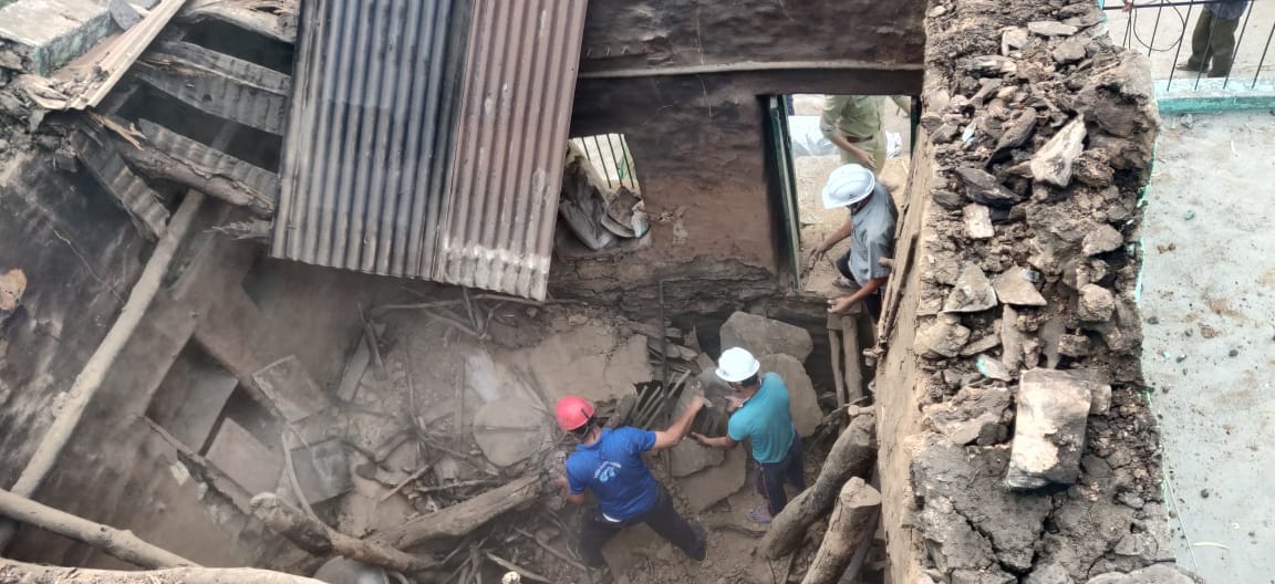 uttarakhand news today : house collapse in devprayag, mother and girl buried in rubble