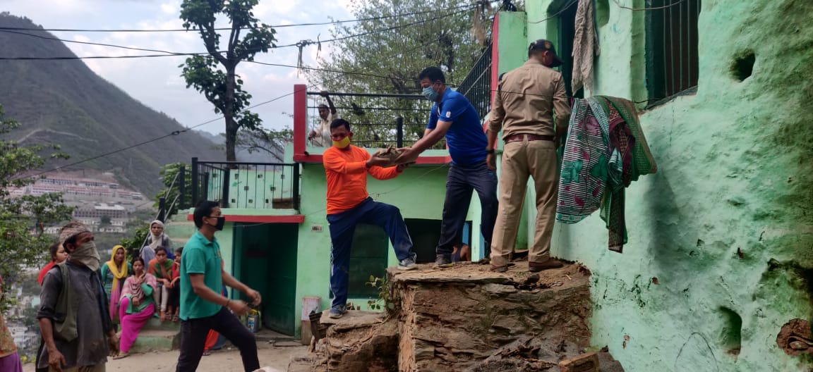 uttarakhand news today : house collapse in devprayag, mother and girl buried in rubble