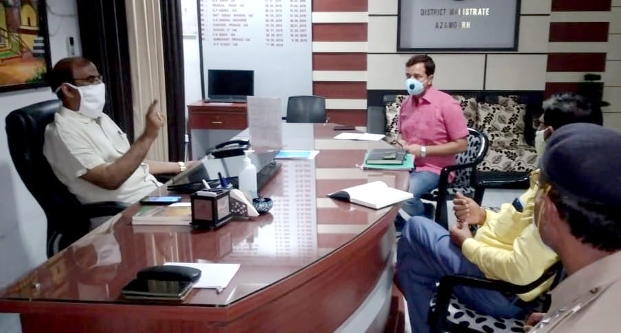 Alert in Azamgarh, DM took meeting, experts said locusts can be driven away by smoke and loud sound