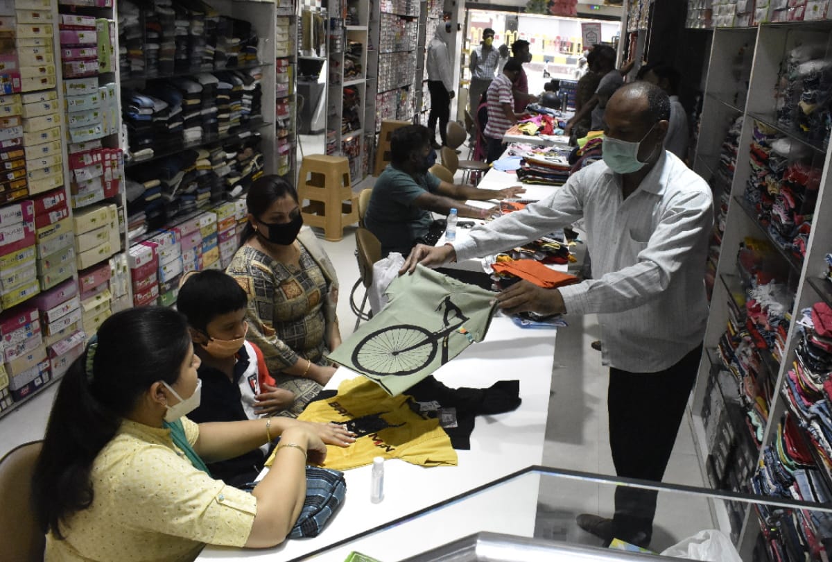 Open all shops and crowd on the road during lockdown 4.0 at gorakhpur