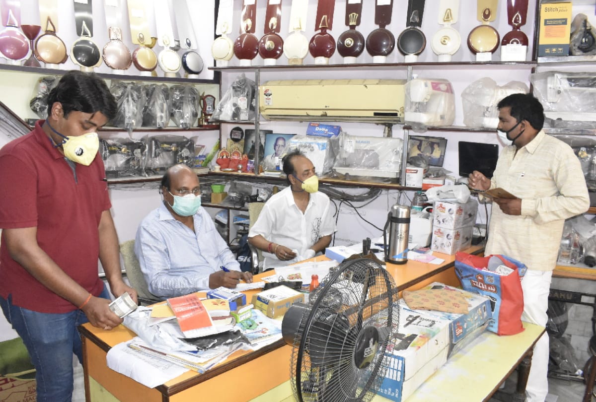 Open all shops and crowd on the road during lockdown 4.0 at gorakhpur
