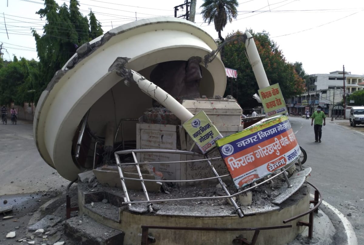 Statue of Firaq Gorakhpuri broken by truck rash