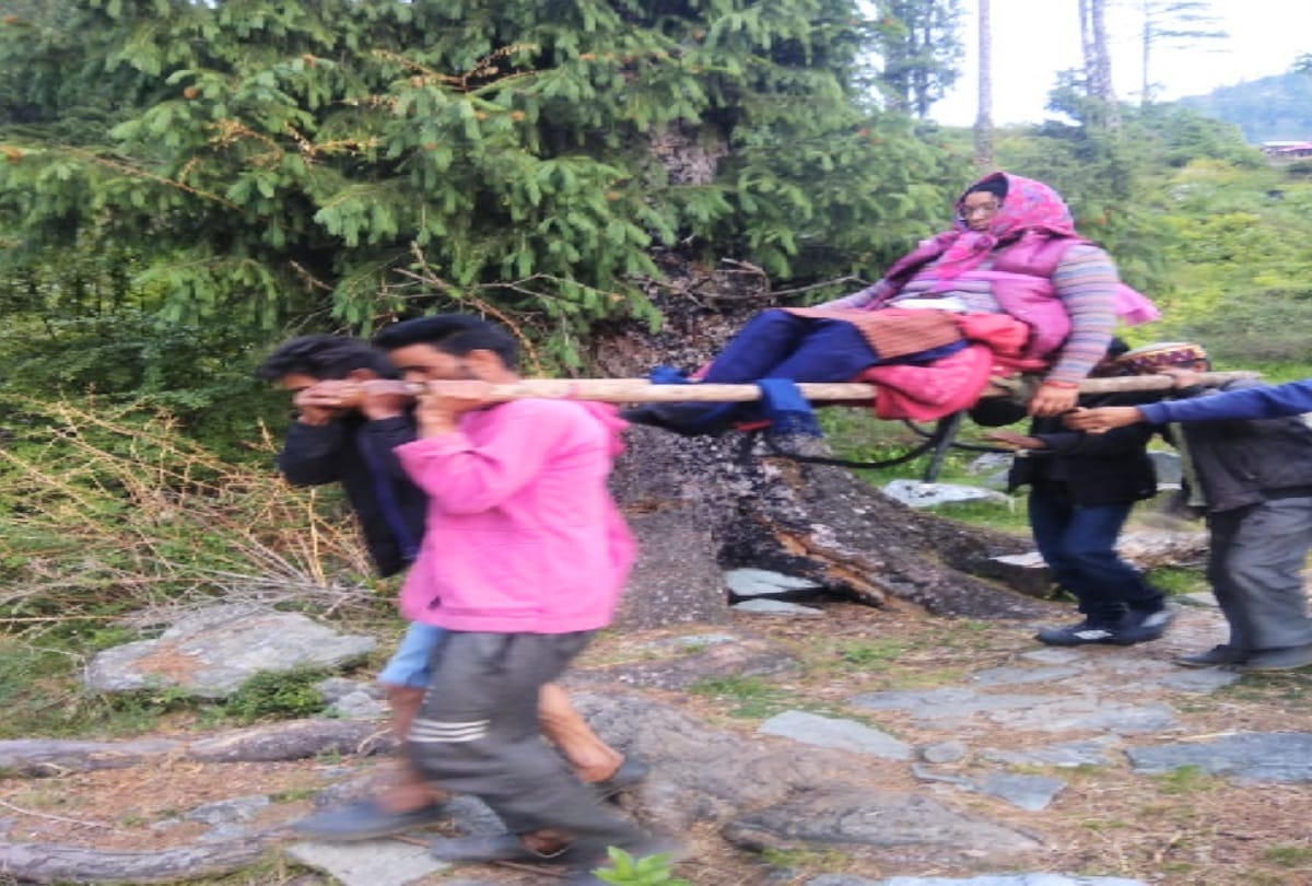 villagers brought Sick woman to hospital on a chair after walking for six km on foot