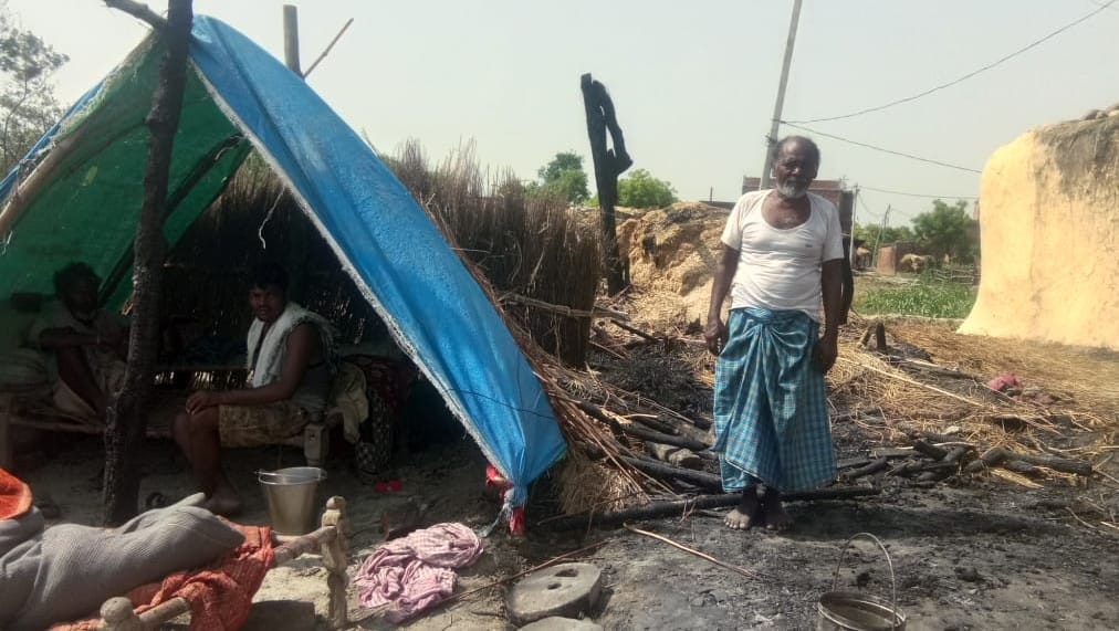 Burning pot, family is forced to live under the tarpaulin