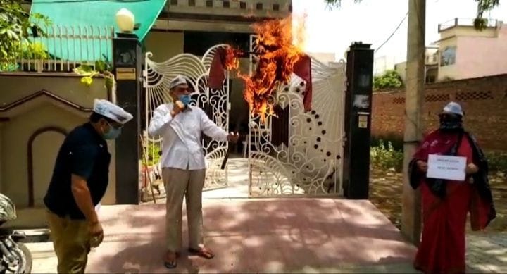 rail, minister, aam, admi, party, political, tribute, burn, mathura