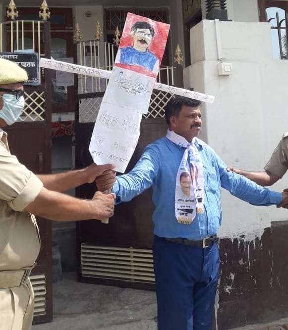 AAP workers tried to burn effigy of railway minister, district president in custody