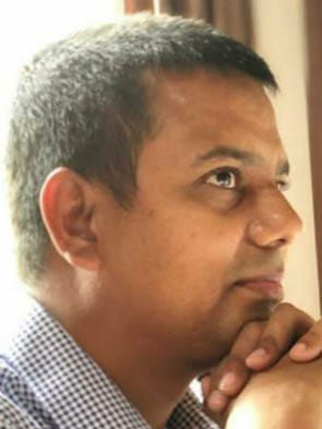 Bundelkhand's DM joined WhatsApp to deal with locusts