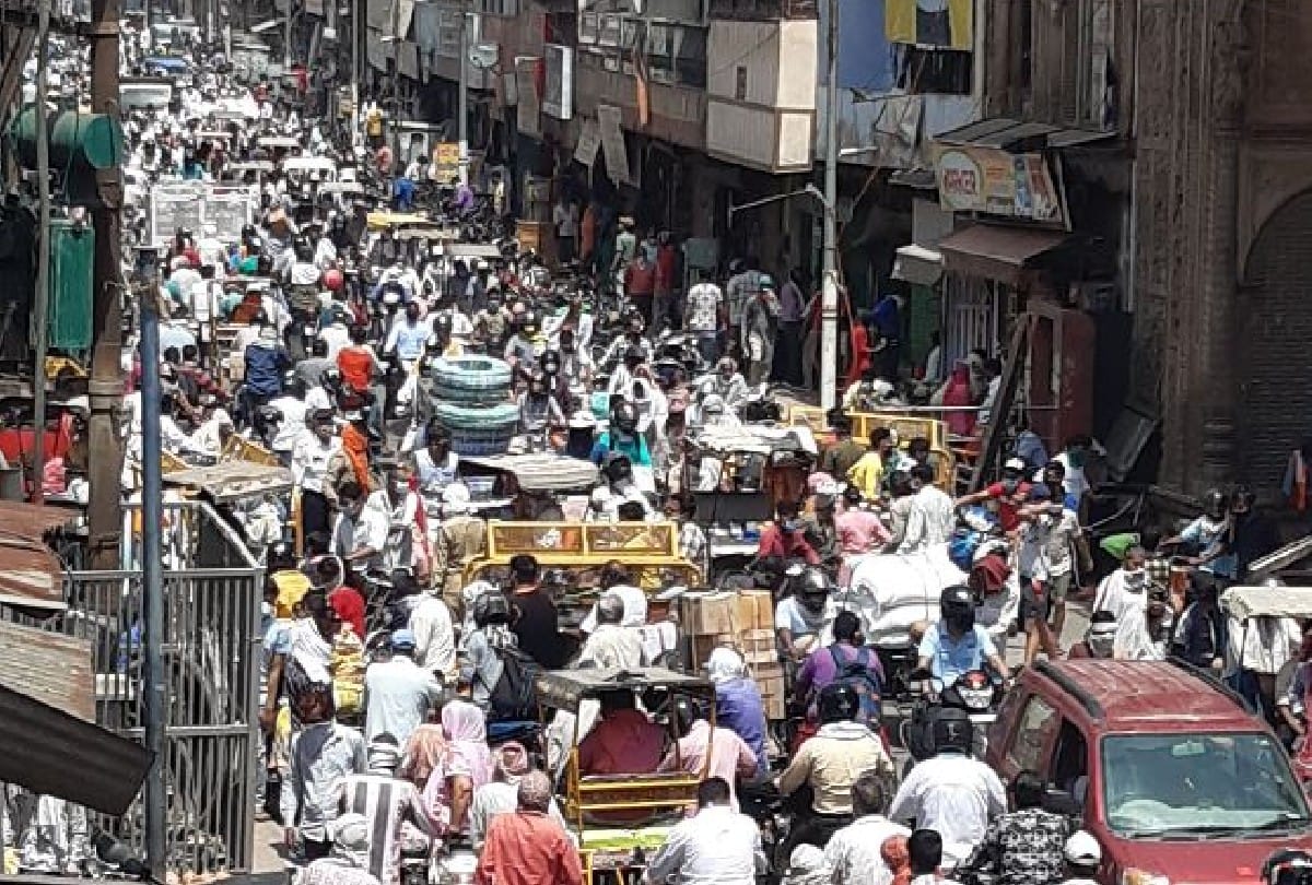 huge crowd gathered in market mathura amid lockdown