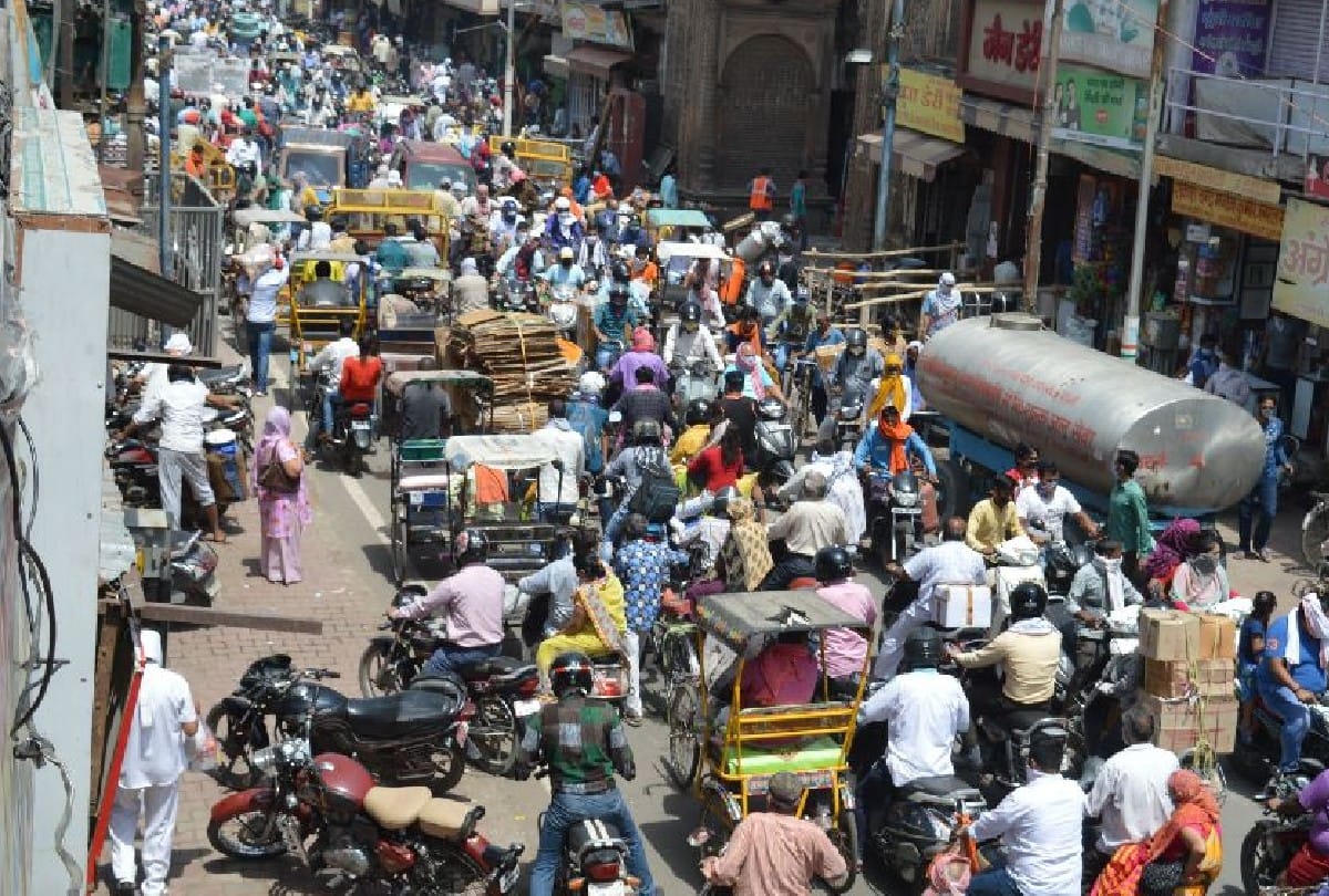 huge crowd gathered in market mathura amid lockdown