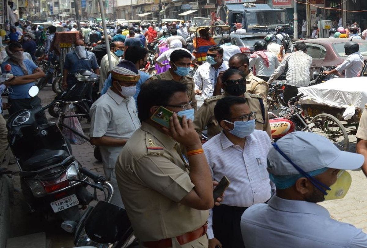 huge crowd gathered in market mathura amid lockdown