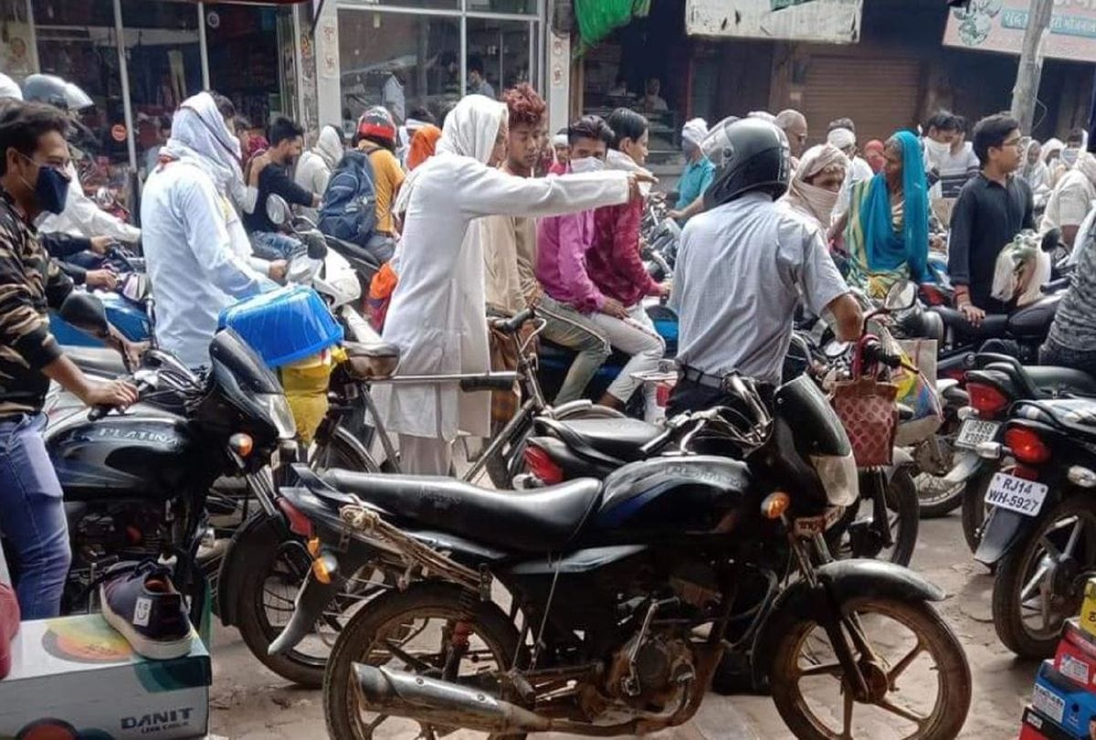 huge crowd gathered in market mathura amid lockdown