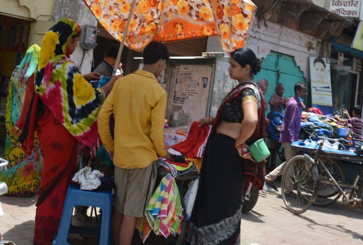 huge crowd gathered in market mathura amid lockdown