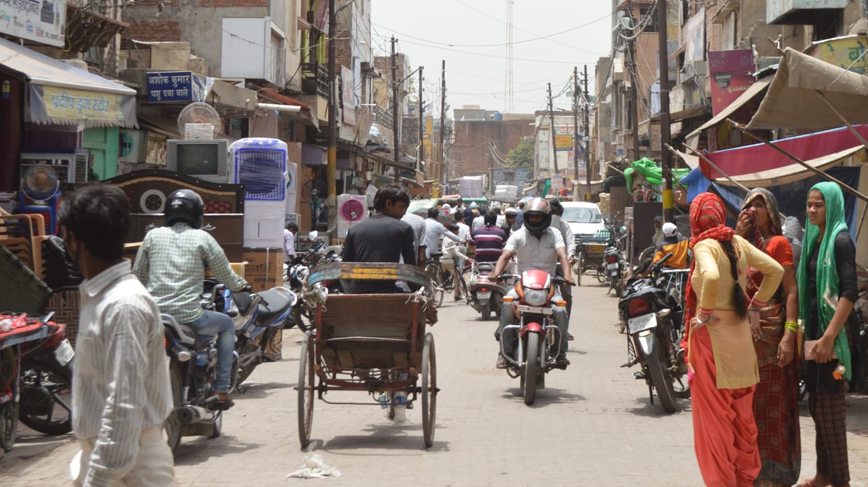 Hathras: Chanting in the market again till 11 pm