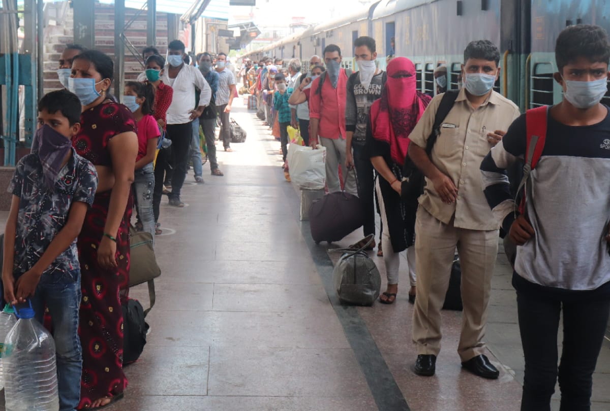shramik special train arrived in gorakhpur junction with 10577 migrant workers