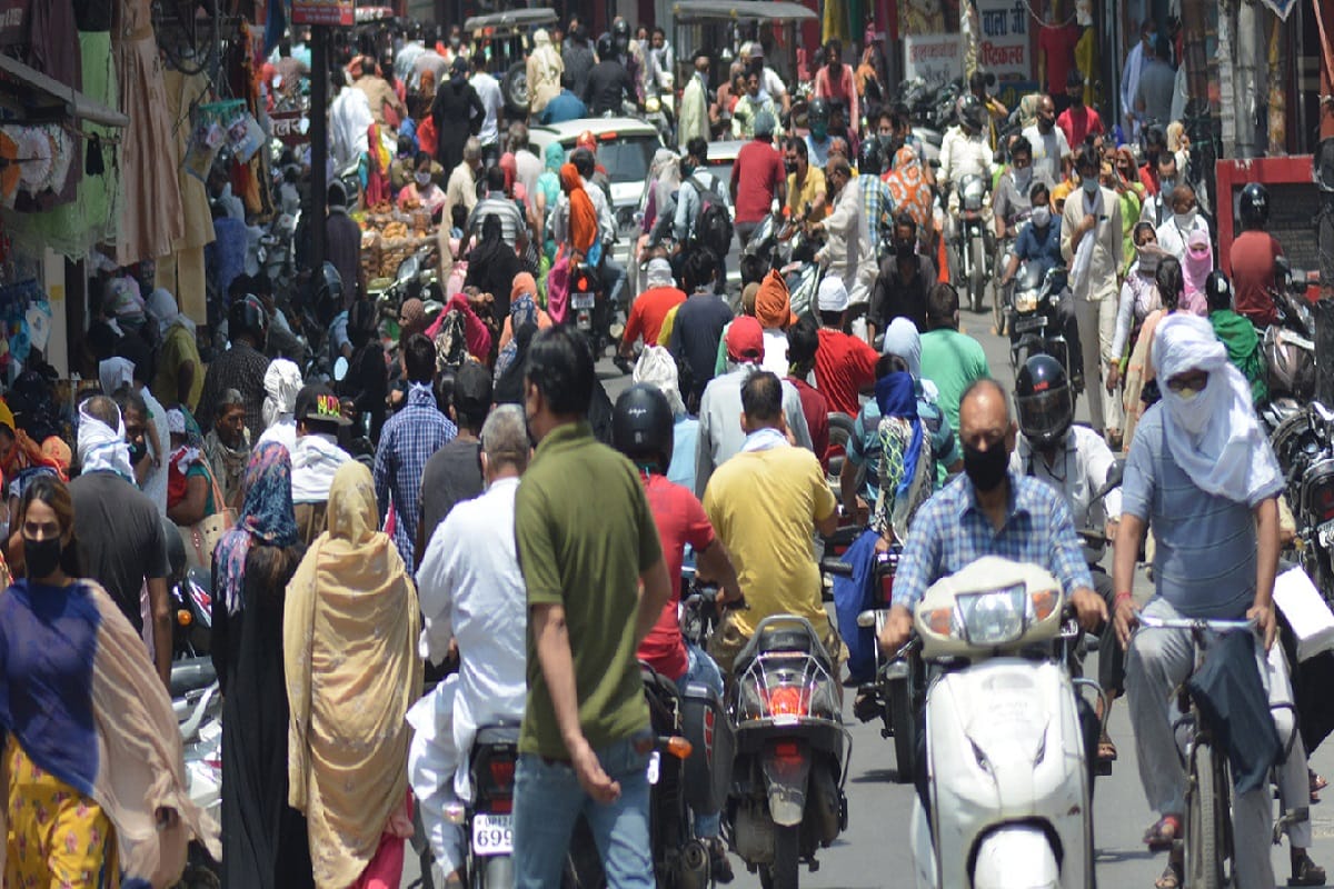Muzaffarnagar, Uttar Pradesh Lockdown 4.0 Latest News Update Today, crowds of people gathered in the markets after opening of all shops in district