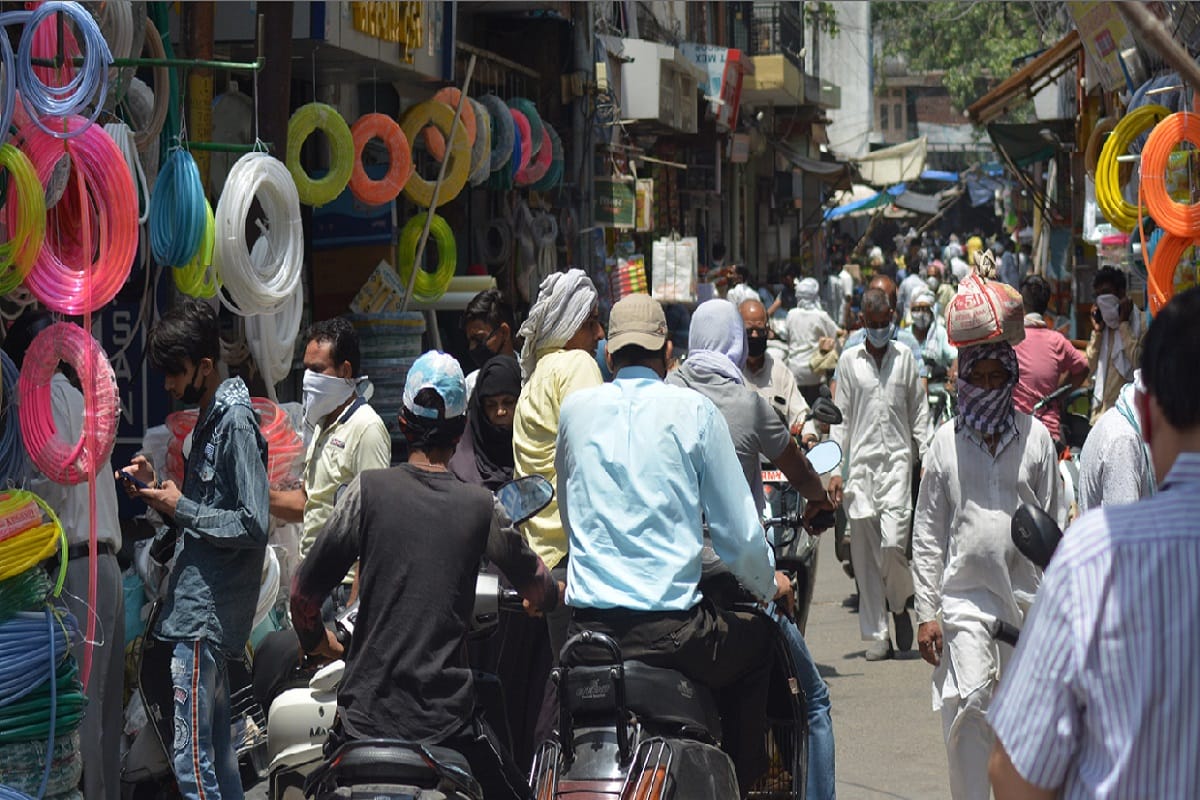 Muzaffarnagar, Uttar Pradesh Lockdown 4.0 Latest News Update Today, crowds of people gathered in the markets after opening of all shops in district